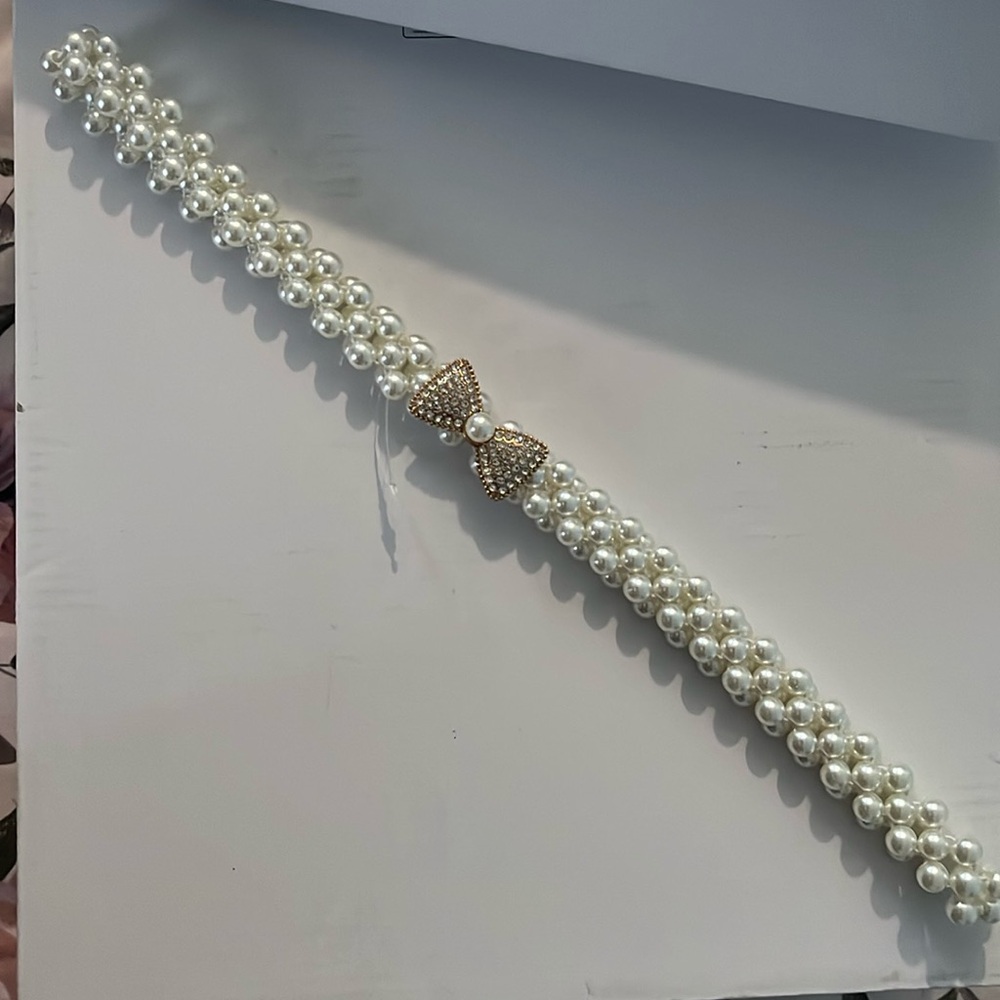 Kids girls pearl stretchy belt. White pearls with gold diamonds bow. Kids size